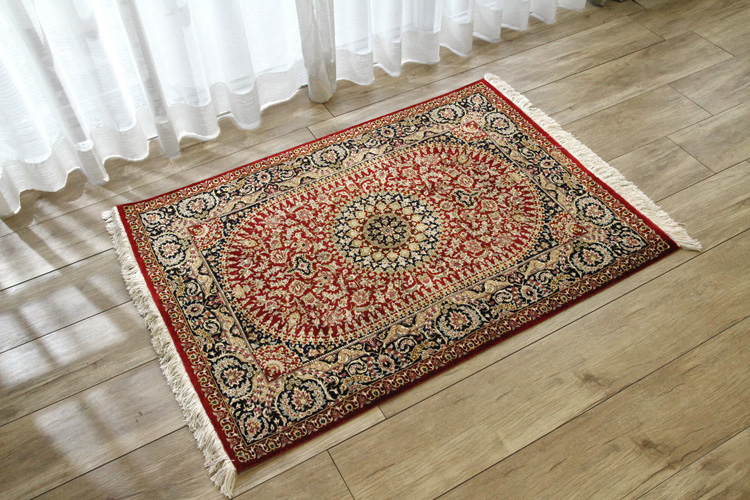 ペルシャ絨毯  クム産　シルク手織り  82×114cm ＃18386