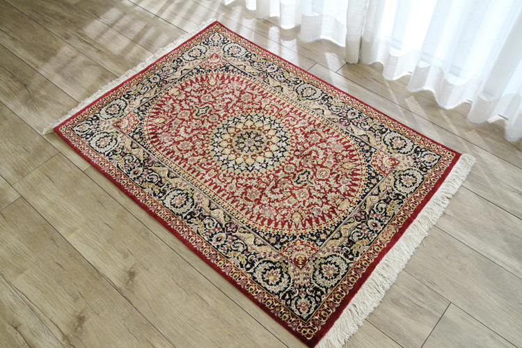 ペルシャ絨毯  クム産　シルク手織り  82×114cm ＃18386